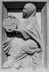 Astrolábio. Estatuária da fachada principal (c.1225) da Catedral de Notre-Dame de Paris. (2)