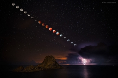 supermoon-total-lunar-eclipse-and-lightning-storm